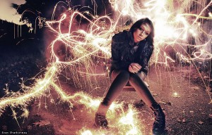 sparkler-firework-light-painting-long-exposure-portrait-girl